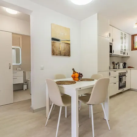 Bright Seaside In Cristianos - Achacay * Los Cristianos (Tenerife)